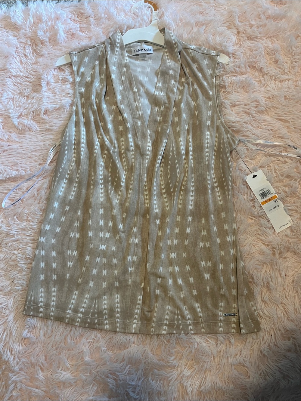 Calvin Klein  Geometric V-Neck Sleeveless Jersey Blouse Metal Logo S